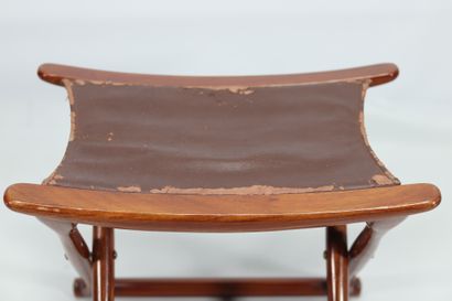 Tabouret Curule en Acajou et cuir vers 1960.
Poids:...