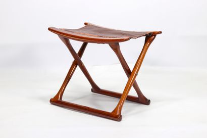 Tabouret Curule en Acajou et cuir vers 1960.
Poids:...