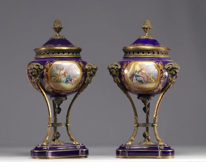 Paire de cassolettes en porcelaine de Sèvres...