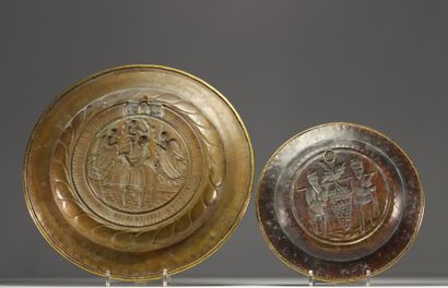 Ensemble de deux plats à offrandes en laiton...