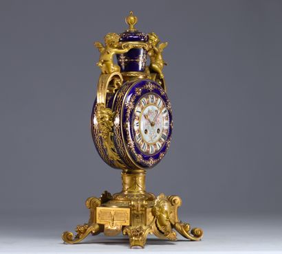 Rare pendule en porcelaine bleue de Sèvres...