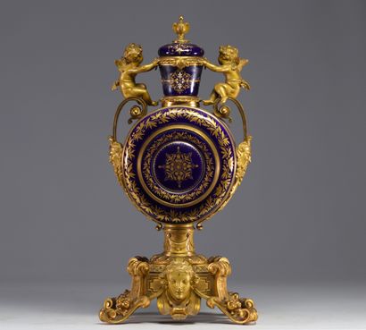 Rare pendule en porcelaine bleue de Sèvres...