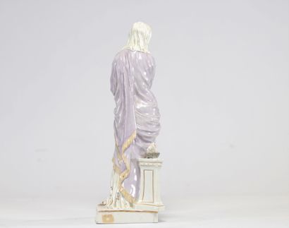 Jeune femme en porcelaine probablement du...