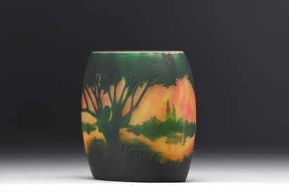 DAUM Nancy - Petit vase ovale à décor de...