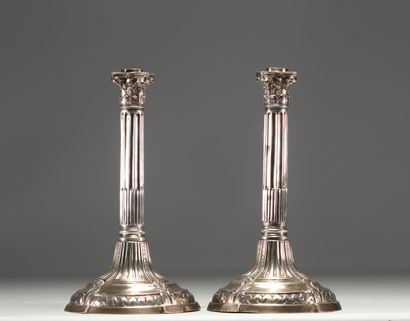 Paire de bougeoirs à décor de colonne en...