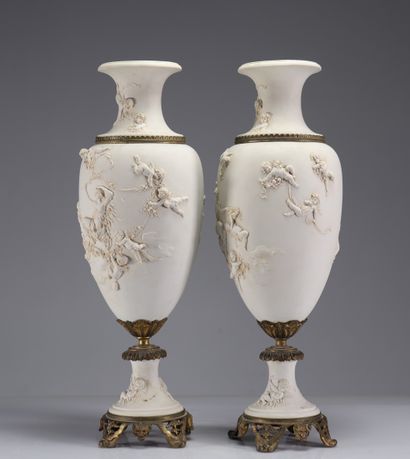 Imposante paire de vases en blanc à décor...