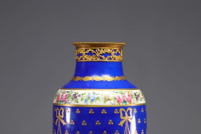 Sèvre, vase en porcelaine bleue à décor de...