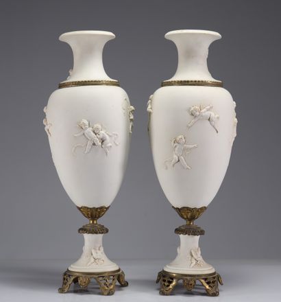 Imposante paire de vases en blanc à décor...