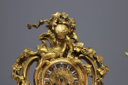 Pendue de cheminée de style Louis XV en bronze...