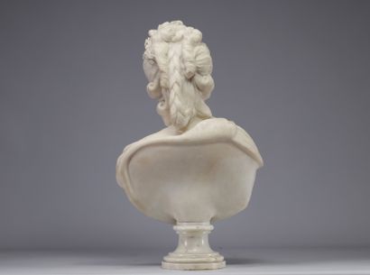 Buste de Marie Antoinette en marbre sculpté....