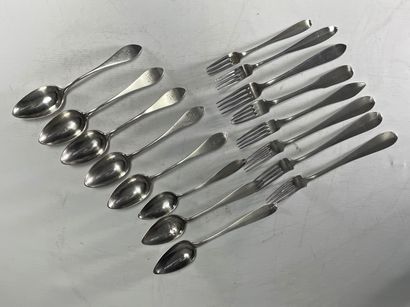 Ensemble de cuillères et fourchettes dépareillés...