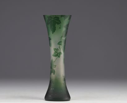Val Saint Lambert, vase en verre multicouche...