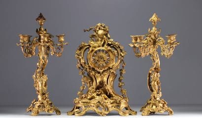 Pendue de cheminée de style Louis XV en bronze...