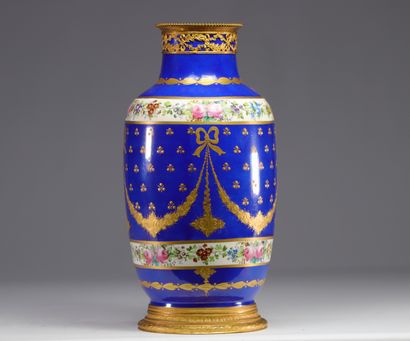 Sèvre, vase en porcelaine bleue à décor de...