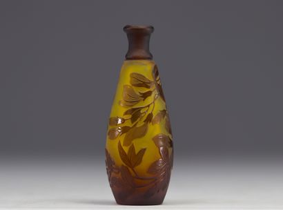 Émile GALLÉ, petit vase en verre multicouche...
