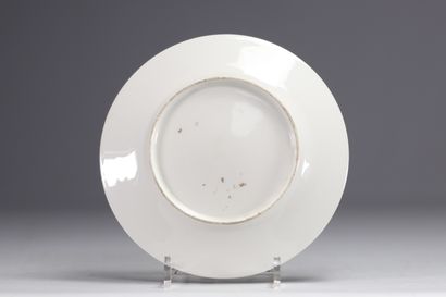 Assiette en porcelaine blanche à décor à...