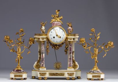 Pendule portique et bougeoirs en marbre de...