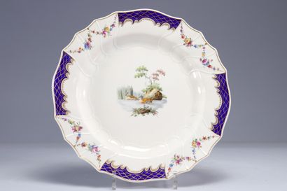Grand plat en porcelaine de Tournai à décor...
