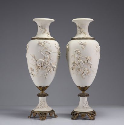 Imposante paire de vases en blanc à décor...