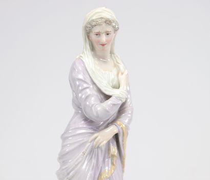 Jeune femme en porcelaine probablement du...
