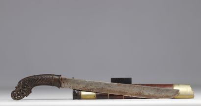 Malaisie - Golok et fourreau, fin XIXe siècle.

Poids:...