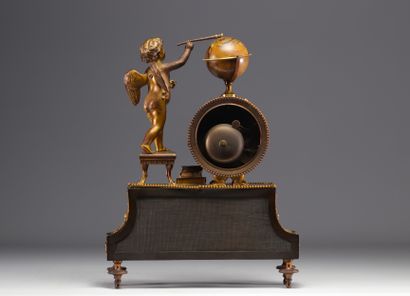 Rare pendule d'époque Empire en bronze doré...