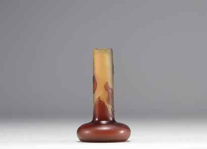 Émile GALLÉ, petit vase soliflore en verre...