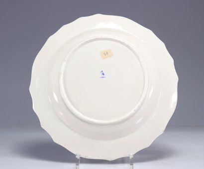 Grand plat en porcelaine de Tournai à décor...