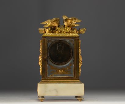 Pendule en bronze doré à décor de moineaux...