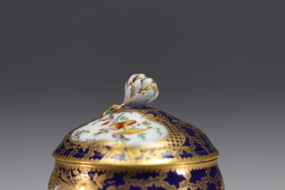 MARCOLINI, Sucrier et soucoupe en porcelaine...