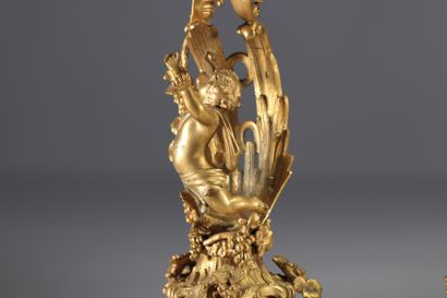 Pendue de cheminée de style Louis XV en bronze...