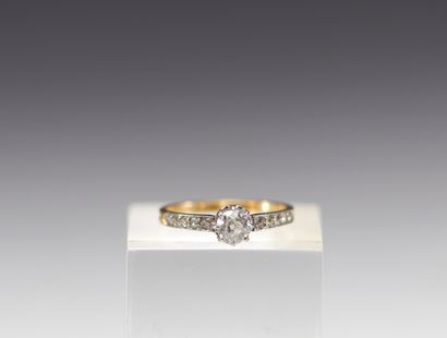 Bague en or 18k, diamant central de 0,5 carats...