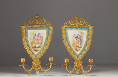 Paire d'appliques en porcelaine de Sèvres...