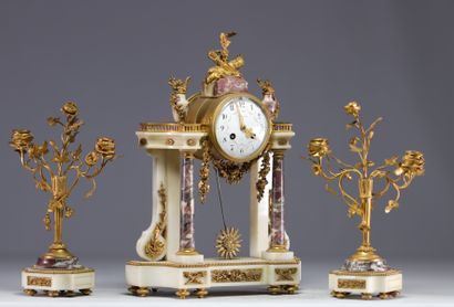 Pendule portique et bougeoirs en marbre de...