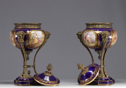 Paire de cassolettes en porcelaine de Sèvres...