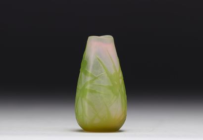 Émile GALLÉ (1846-1904) - Petit vase en verre...