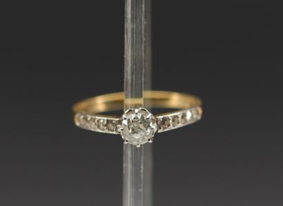 Bague en or 18k, diamant central de 0,5 carats...
