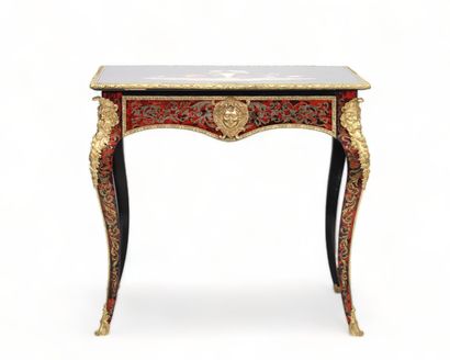 Exceptionnelle petite table en marqueterie...