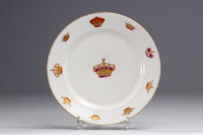 Assiette en porcelaine blanche à décor à...