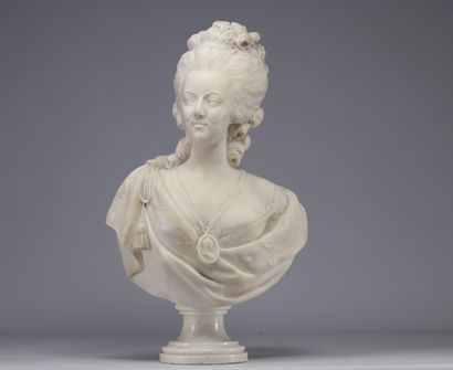 Buste de Marie Antoinette en marbre sculpté....