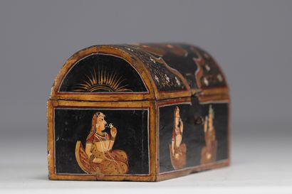 Inde - Coffret en bois peint à décor de personnages...