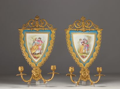 Paire d'appliques en porcelaine de Sèvres...