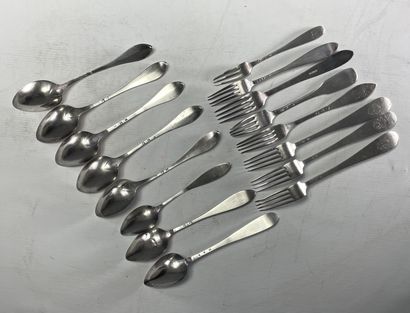 Ensemble de cuillères et fourchettes dépareillés...