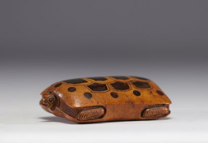 Rare boîte à priser en forme de tortue sculptée...