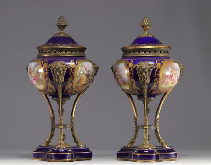 Paire de cassolettes en porcelaine de Sèvres...