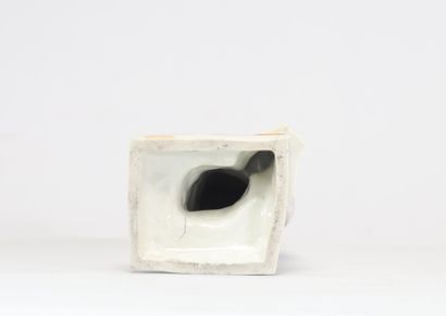 Jeune femme en porcelaine probablement du...