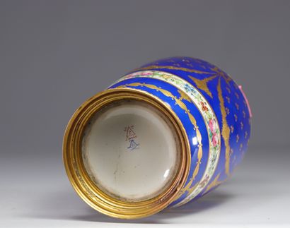 Sèvre, vase en porcelaine bleue à décor de...