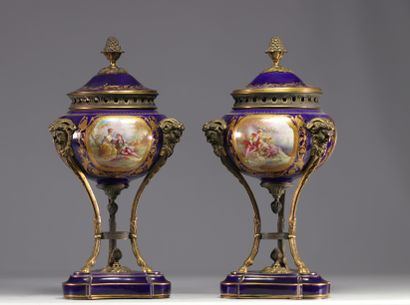 Paire de cassolettes en porcelaine de Sèvres...
