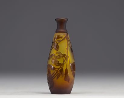 Émile GALLÉ, petit vase en verre multicouche...