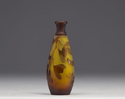 Émile GALLÉ, petit vase en verre multicouche...